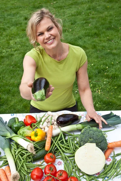 Linda chica rubia con verduras — Foto de Stock