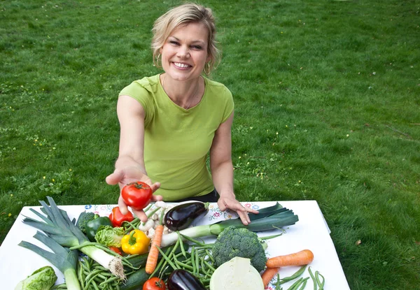 Jolie fille blonde avec des légumes — Photo