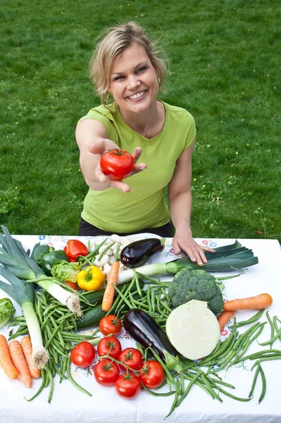 Linda chica rubia con verduras — Foto de Stock