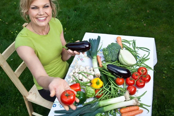 Jolie fille blonde avec des légumes — Photo