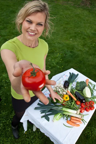 Jolie fille blonde avec des légumes — Photo