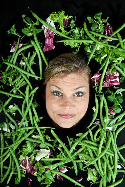 Mulher loira com legumes aroound a cabeça — Fotografia de Stock