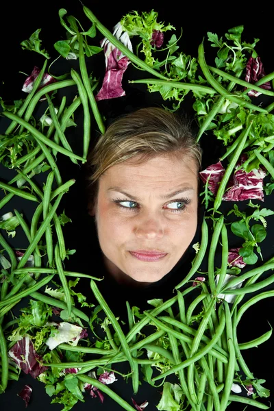 Szőke nő a zöldségek aroound vezetője — Stock Fotó