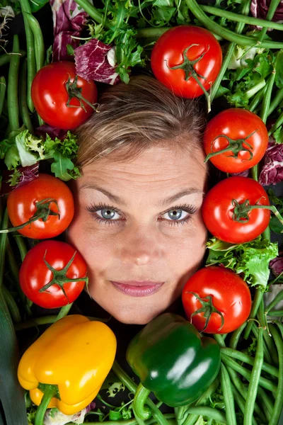 Femme blonde avec des légumes autour de la tête — Photo