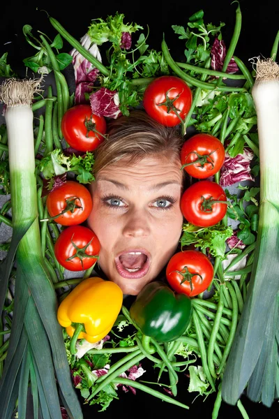 Femme blonde avec des légumes autour de la tête — Photo