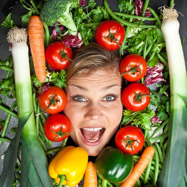 Femme blonde avec des légumes autour de la tête — Photo