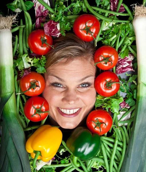 Szőke nő a zöldségek aroound vezetője — Stock Fotó