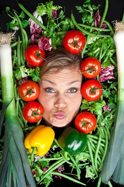 Femme blonde avec des légumes autour de la tête — Photo