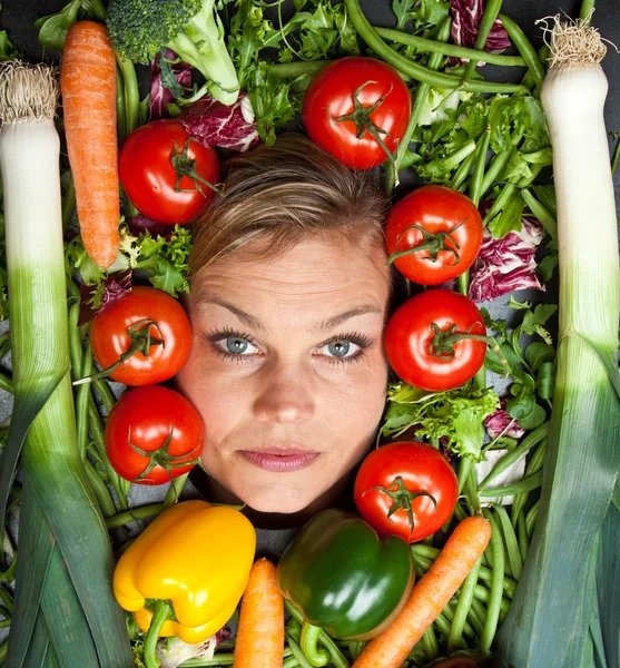 Femme blonde avec des légumes autour de la tête — Photo