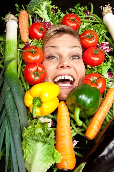 Blonde vrouw met groenten aroound het hoofd — Stockfoto
