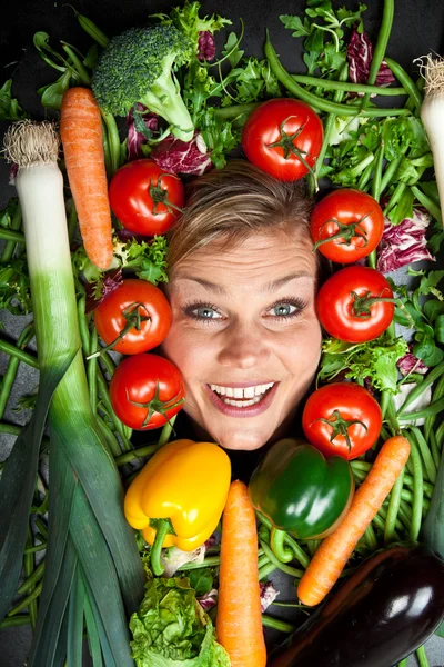 Femme blonde avec des légumes autour de la tête — Photo