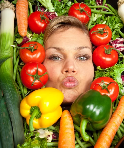Mujer rubia con verduras alrededor de la cabeza —  Fotos de Stock