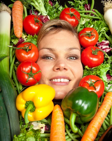 Femme blonde avec des légumes autour de la tête — Photo