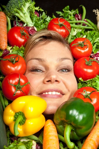 Mujer rubia con verduras alrededor de la cabeza —  Fotos de Stock