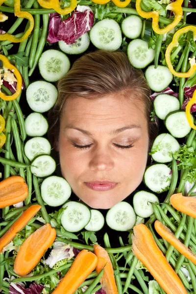 Femme blonde avec des légumes autour de la tête — Photo