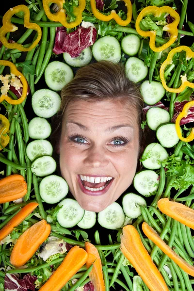 Blonde vrouw met groenten aroound het hoofd — Stockfoto