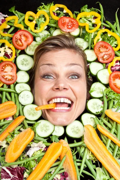 Femme blonde avec des légumes autour de la tête — Photo