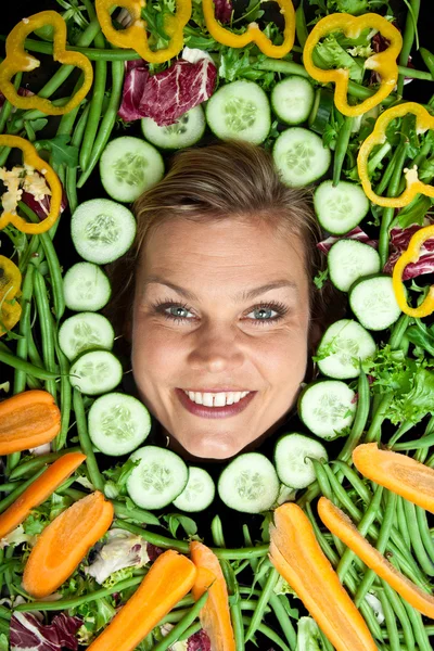 Femme blonde avec des légumes autour de la tête — Photo