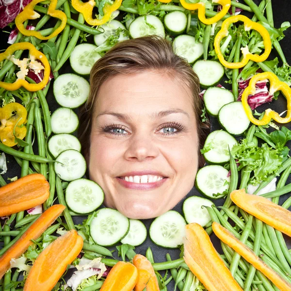 Femme blonde avec des légumes autour de la tête — Photo