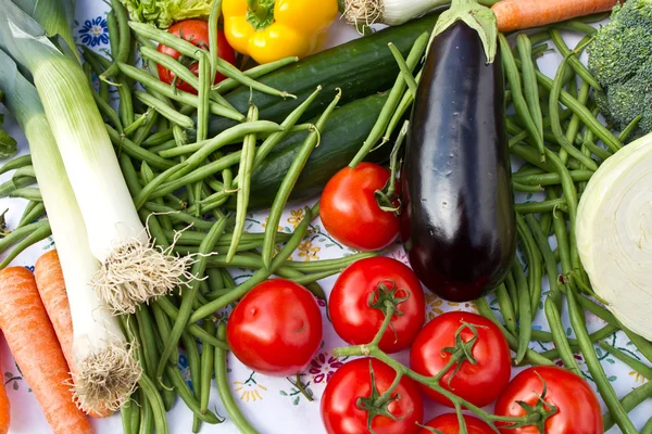 Friss zöldségek az asztalon — Stock Fotó