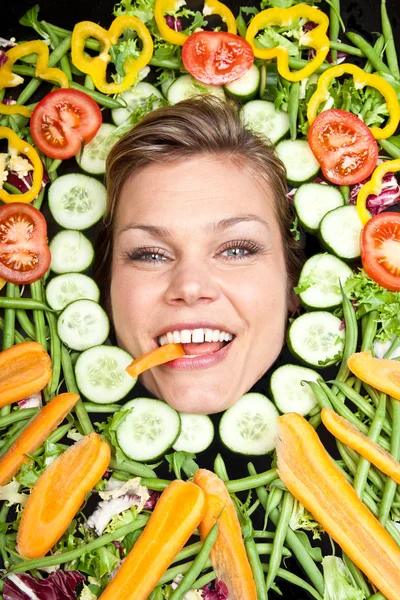 Femme blonde avec des légumes autour de la tête — Photo