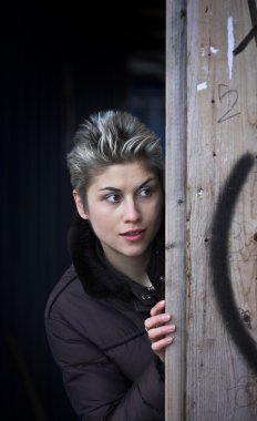 Sarışın kısa saçlı kadın