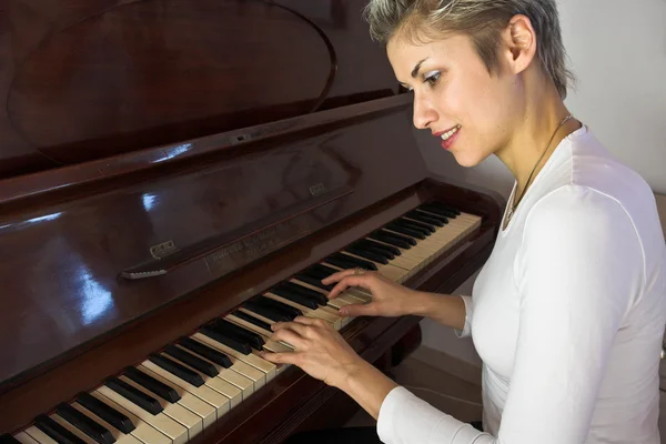 ピアノを演奏する女性 — ストック写真