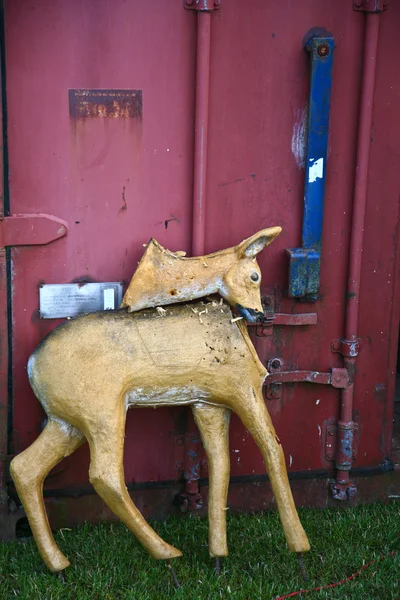Trasiga skulptur av rådjur — Stockfoto