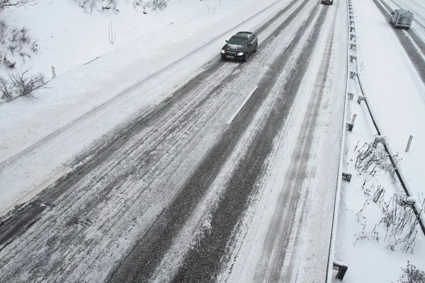 Tráfico de invierno en la autopista —  Fotos de Stock