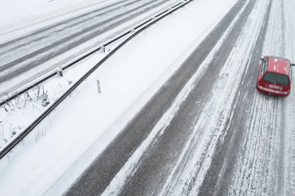 Зимнее движение на автомагистрали — стоковое фото