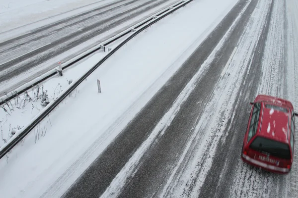 Winter verkeer op de snelweg — Stockfoto