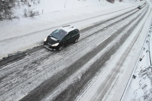 Winter verkeer op de snelweg — Stockfoto