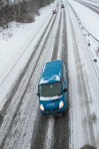 Winter verkeer op de snelweg — Stockfoto