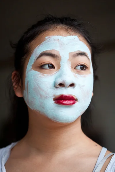 Chica con una máscara de belleza hecha a sí mismo — Foto de Stock