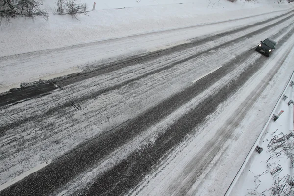 Tráfego de Inverno na auto-estrada — Fotografia de Stock