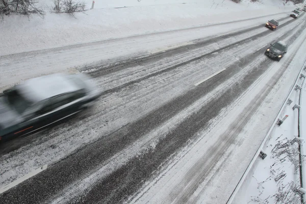 Winterverkehr auf der Autobahn — Stockfoto