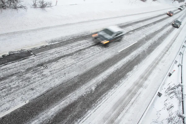 Winter verkeer op de snelweg — Stockfoto
