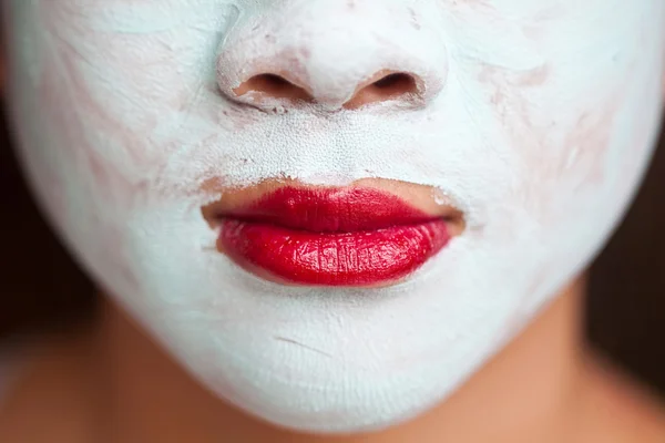 Kız kendi kendine yapılan güzellik maskesi — Stok fotoğraf