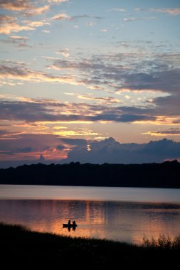 Yaz aylarında bir göl günbatımı
