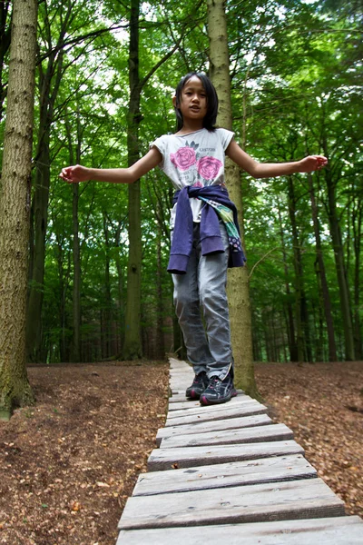 Roztomilá dívka v zeleném parku — Stock fotografie