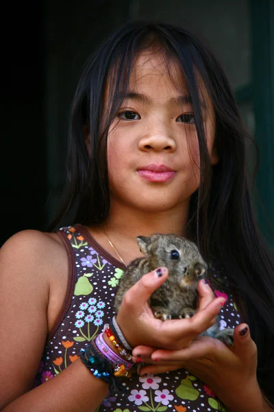 Ragazza con coniglio carino — Foto Stock