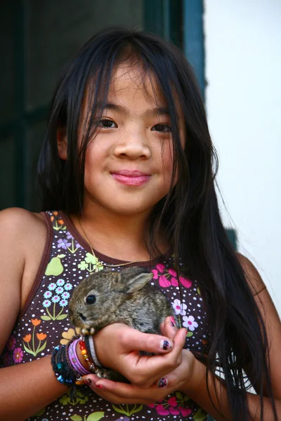 Meisje met schattig konijn — Stockfoto