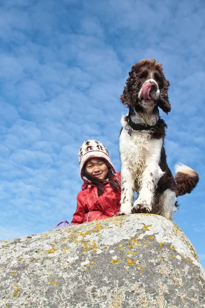 Menina bonito com cão — Fotografia de Stock