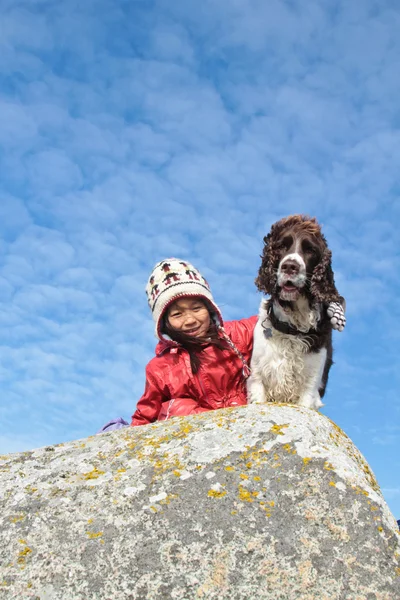 Söt flicka med hund — Stockfoto