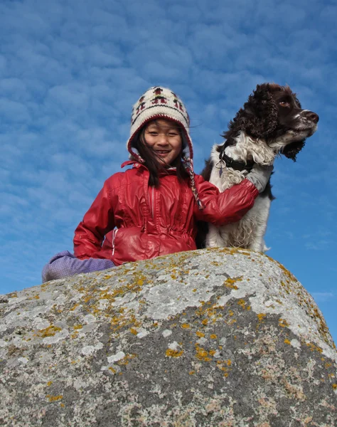 Söt flicka med hund — Stockfoto