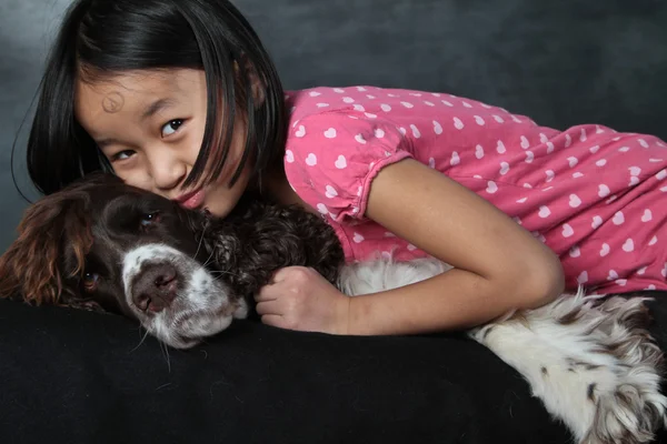Roztomilý dívka a její pes — Stock fotografie