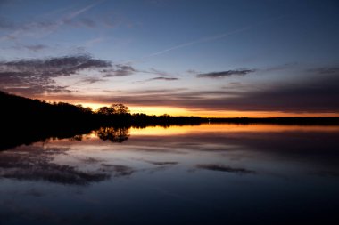Danimarka 'nın Rudersdal kentindeki Sjaelsoe gölünde gün batımı