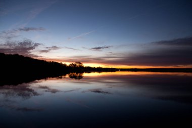 Danimarka 'nın Rudersdal kentindeki Sjaelsoe gölünde gün batımı