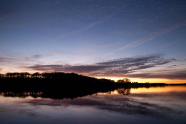 Danimarka 'nın Rudersdal kentindeki Sjaelsoe gölünde gün batımı