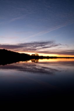 Danimarka 'nın Rudersdal kentindeki Sjaelsoe gölünde gün batımı